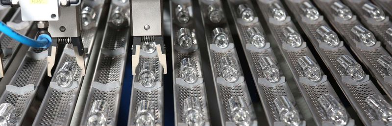 Glasfläschchen und -spritzen für Medikamente müssen hohe Anforderungen erfüllen. Sie müssen den Inhalt sicher schützen und müssen chemisch inert sein, das heißt, es darf zu keinen Reaktionen zwischen dem Glas und dem Arzneimittel kommen.