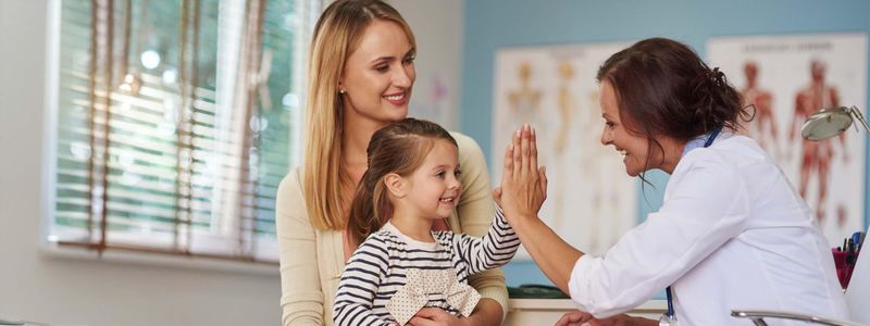 Mutter mit ihrer Tochter beim Arzt