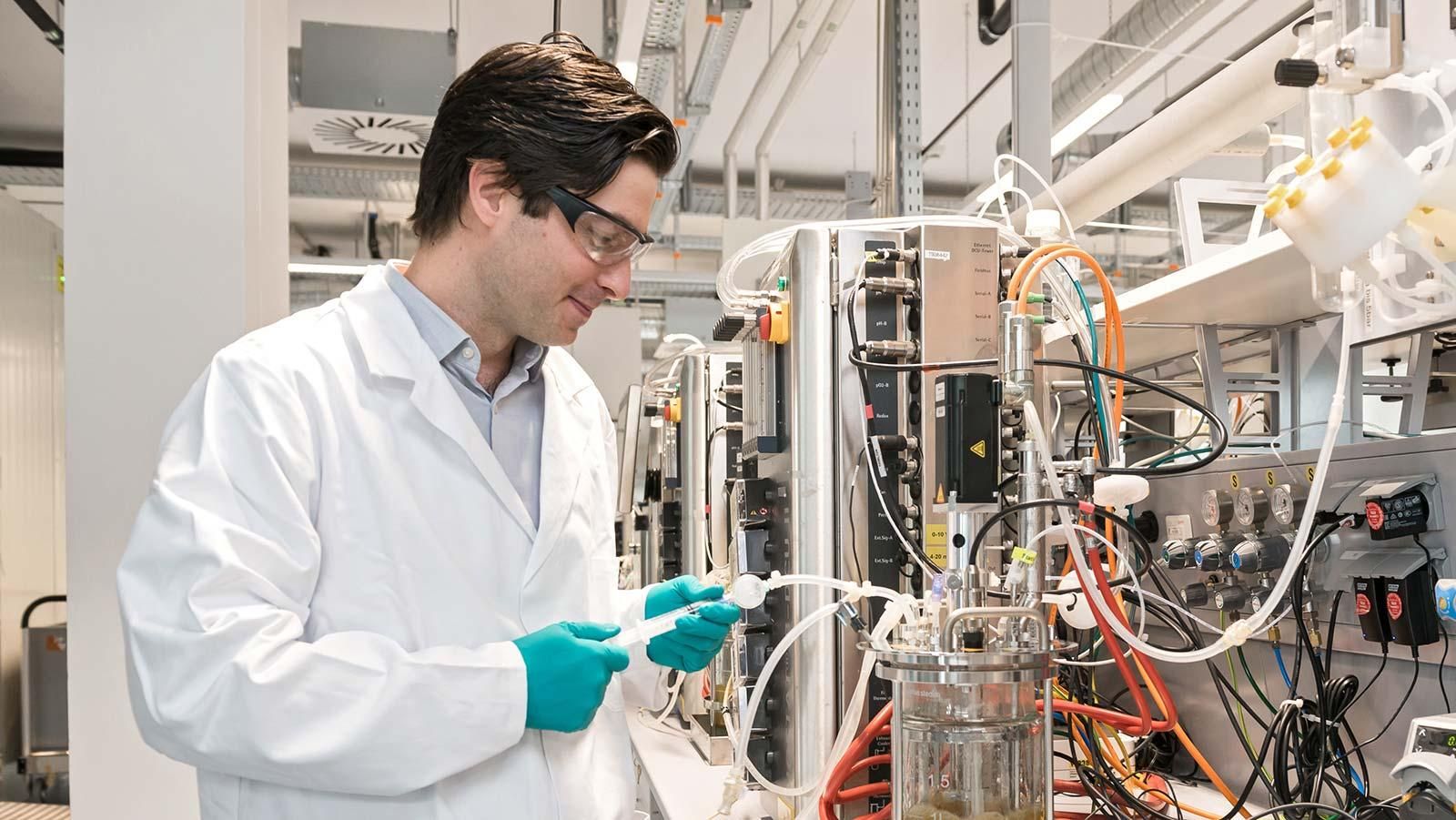 Mitarbeitender in einem Labor der Forschung & Entwicklung