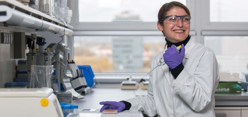 Autoimmune und chronisch-entzündliche Erkrankungen betreffen viele Menschen. Die Immunologin Ayşe Kılıç möchte hierfür Lösungen finden. Mehr über sie erfahren.