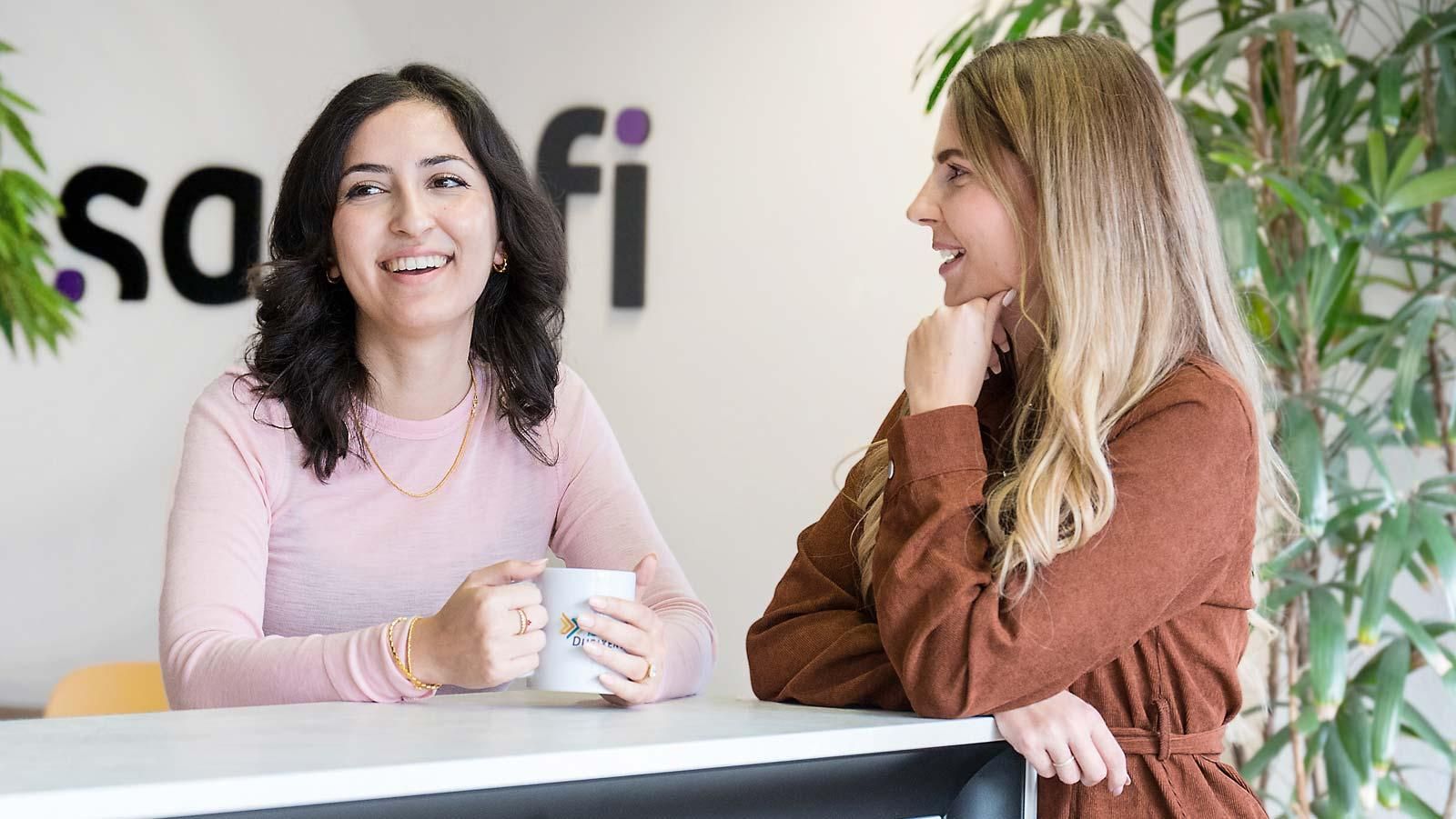 Zwei Kolleginnen bei Sanofi im Gespräch
