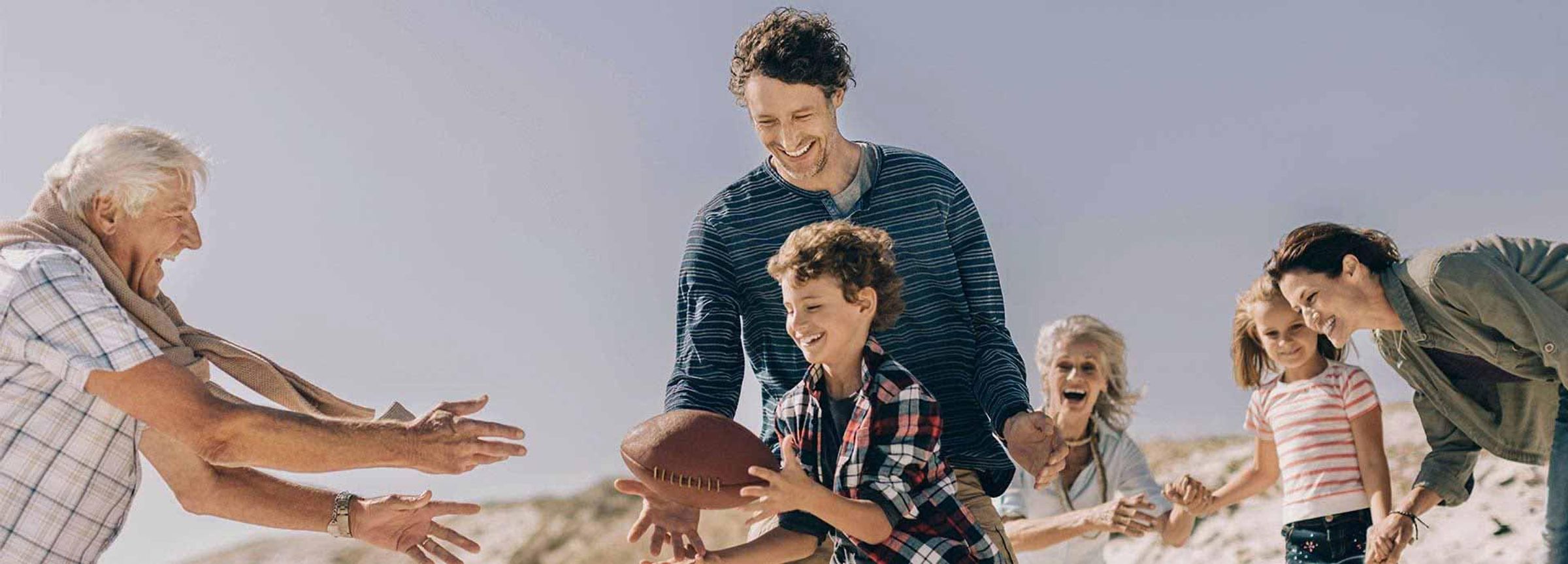 Familie mit mehreren Generationen spielt gemeinsam