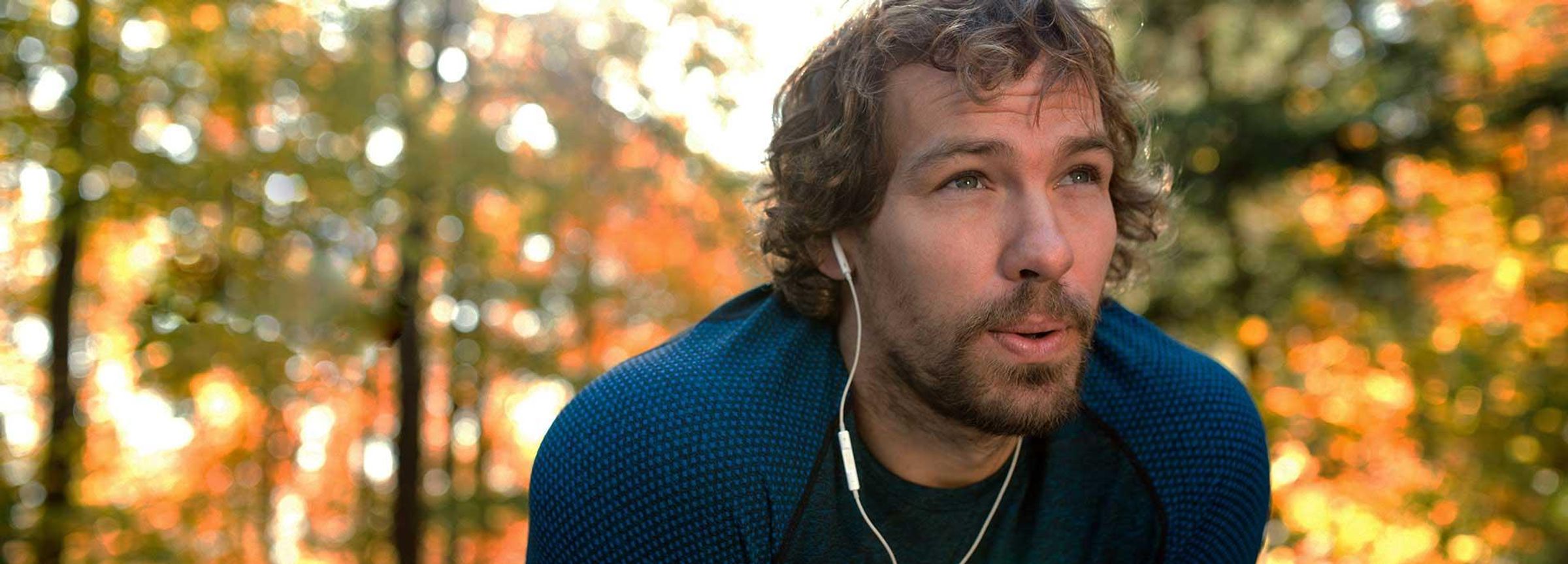 Mann beim Sport in einem Wald