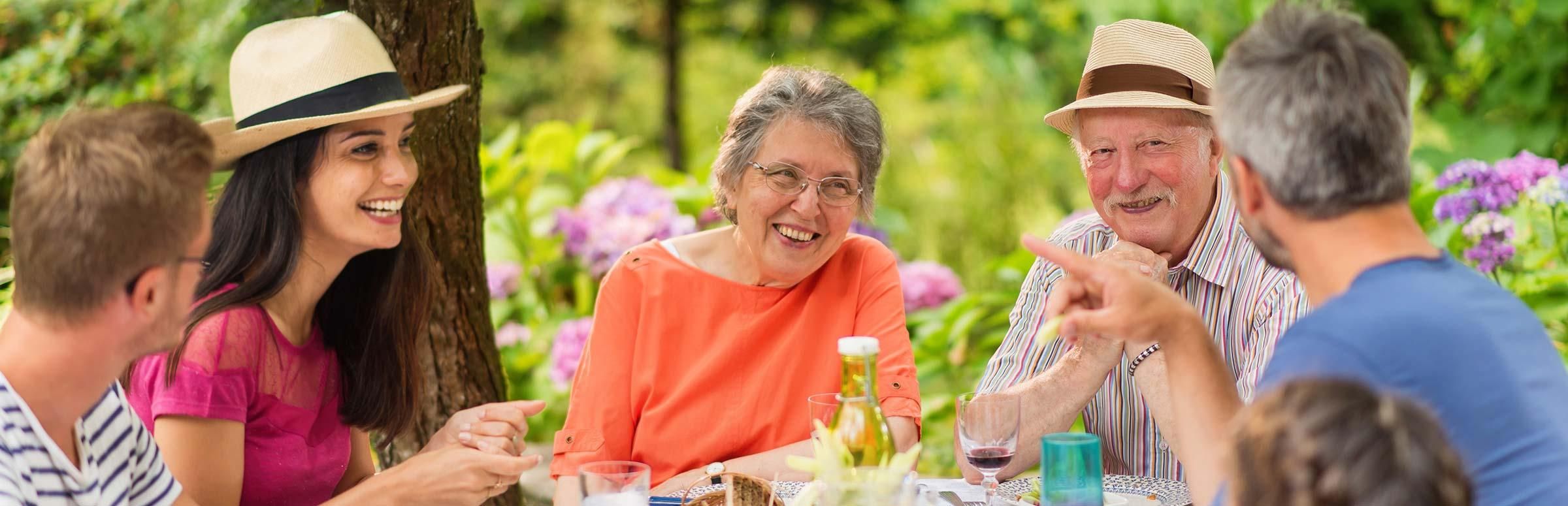 Eine Familie sitzt gemeinsam an einem Tisch und isst