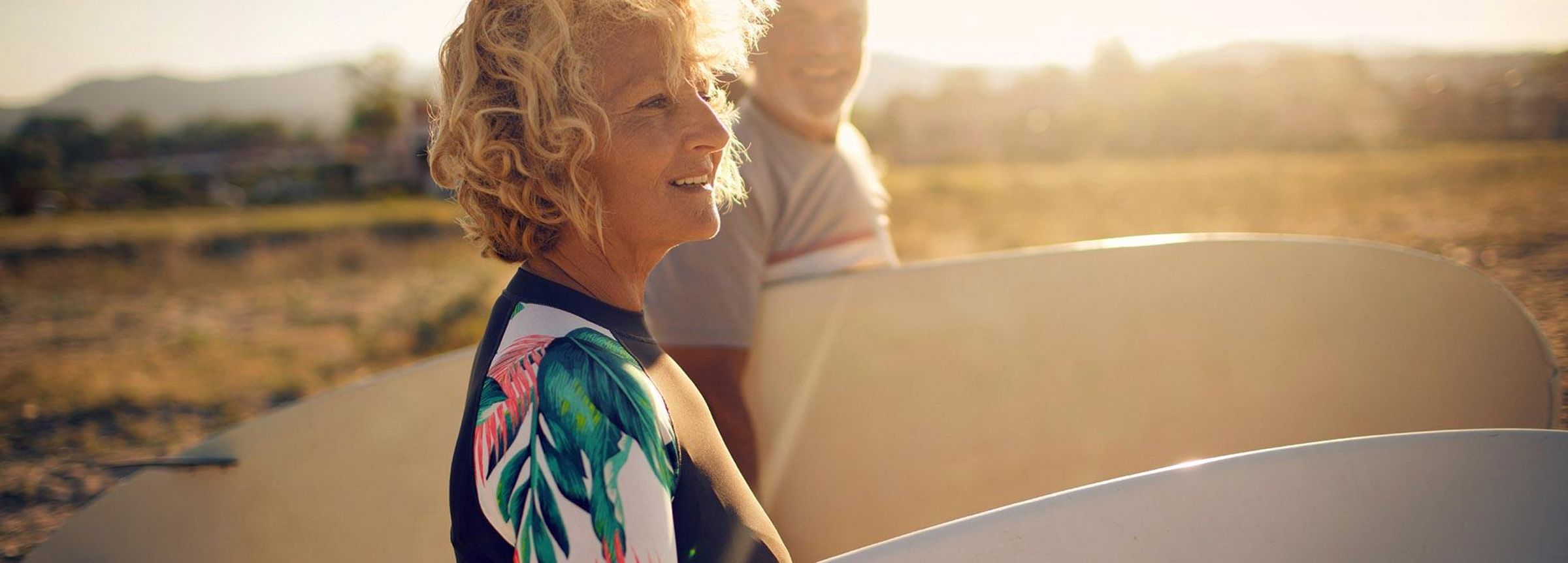 Älteres Paar geht zum surfen