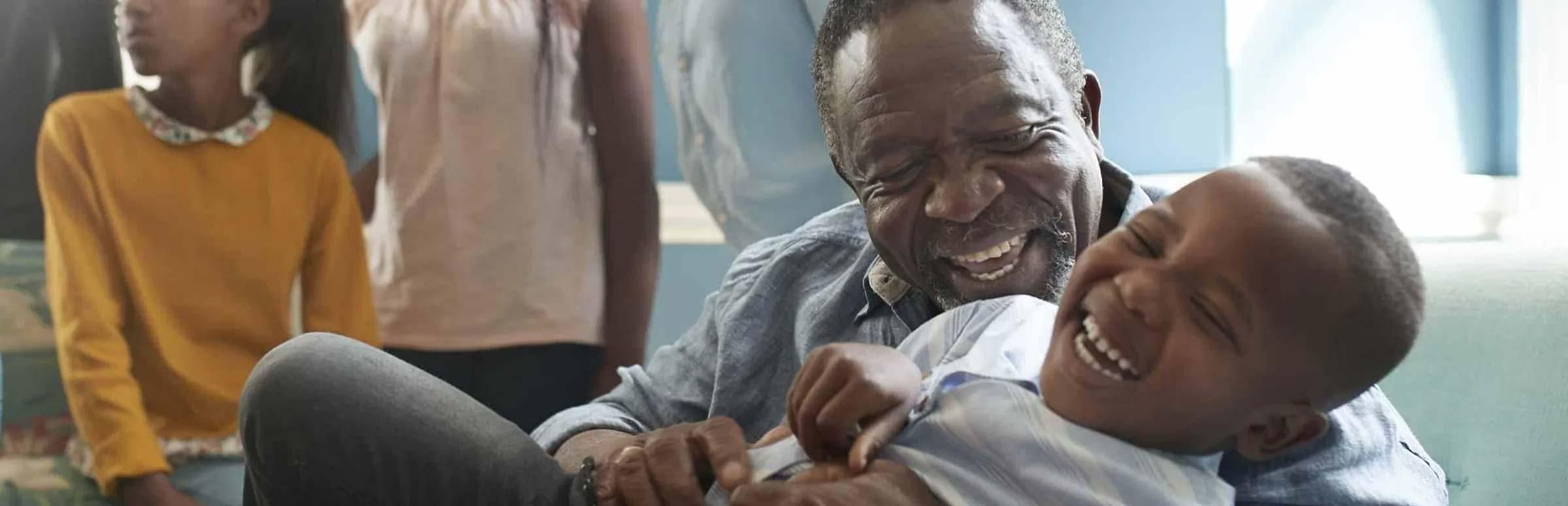 Großvater spielt mit seinem Enkel