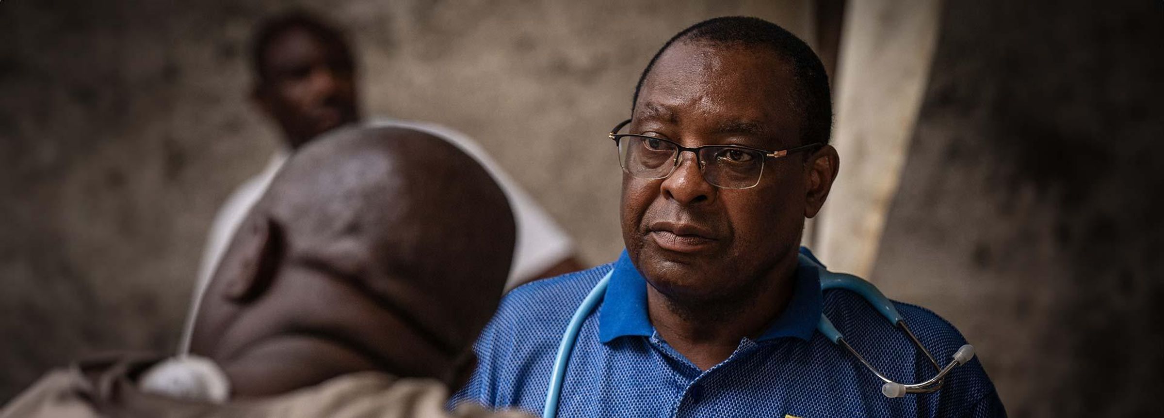 Dr. Yohana Mokiwa im Gespräch mit einem Patienten in einer Pop-up-Klinik in Daressalam, Tansania